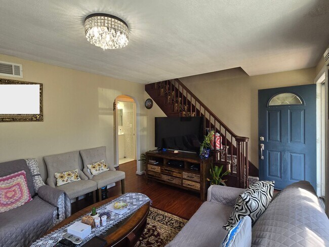 Building Photo - Single family home with 4-bedroom, 2 full ...