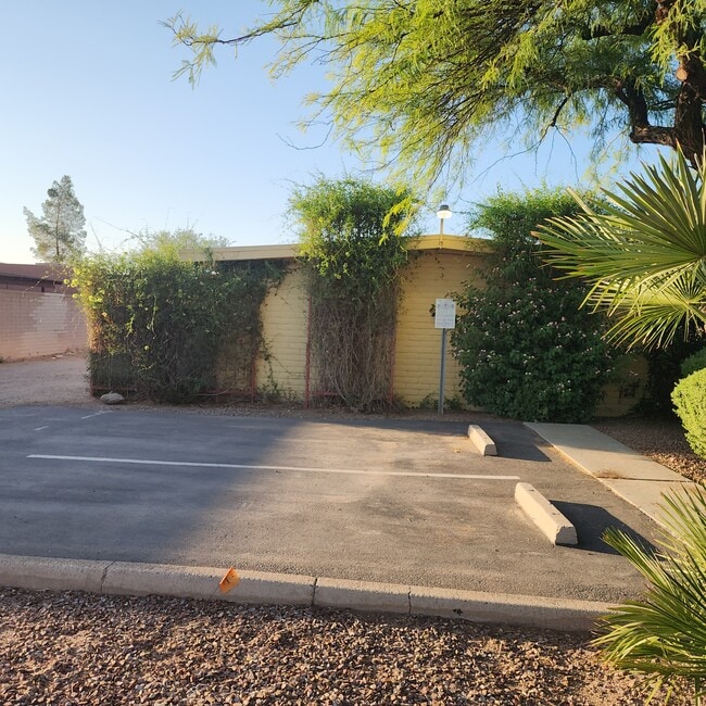 Building Photo - 3001 E Blacklidge Dr