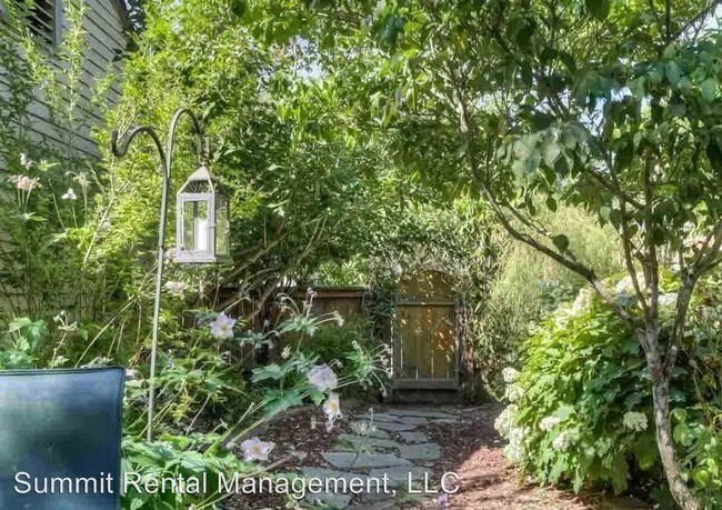 Building Photo - 2 br, 2 bath House - 760 E. Street NE
