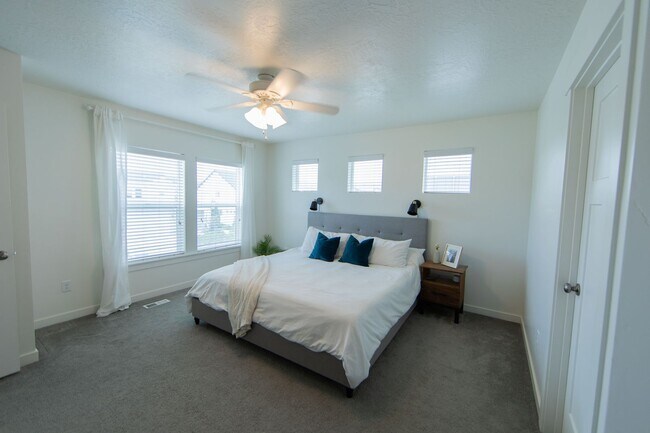 Foto del edificio - Spacious 4-Bedroom Home Awaits in Eagle Mo...