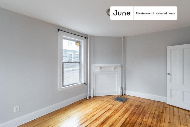 Foto del edificio - Private bedroom in 5 bed/1 bath Home