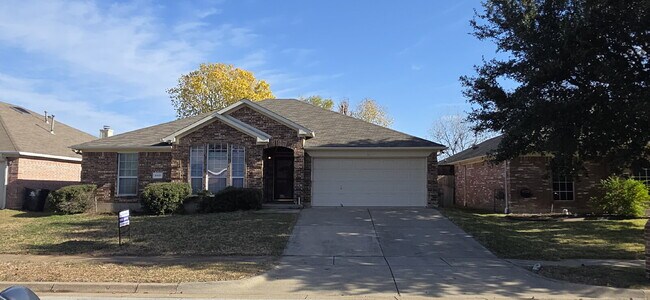 Building Photo - Large 4 Bedroom in Kennedale ISD