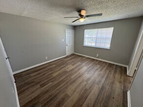 Building Photo - 619-621 Newcastle Dr