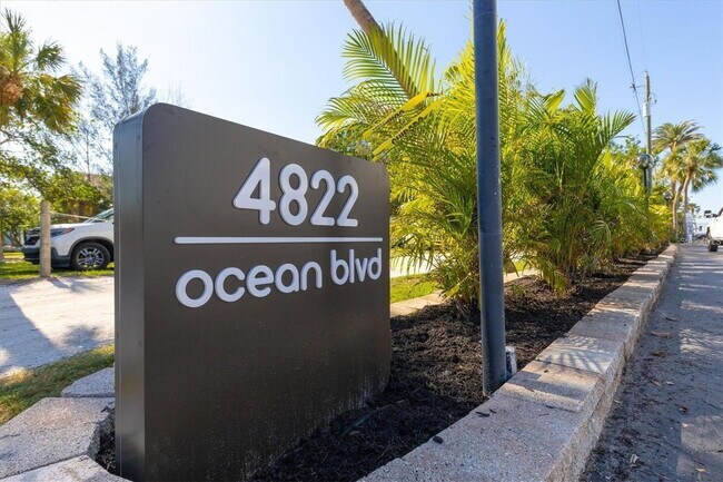Foto del edificio - TURNKEY FURNISHED WATERFRONT RENTAL – Live...