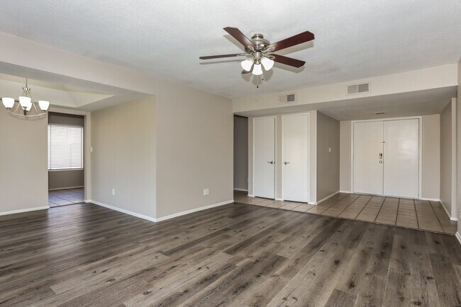 Foto del edificio - 2300 E Chicago St