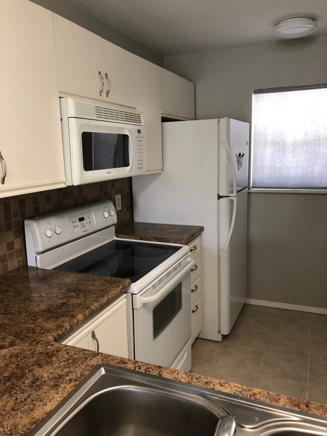 Building Photo - BEAUTIFUL WALK-IN CONDO ~ 2 bed, 2 bath ~ ...