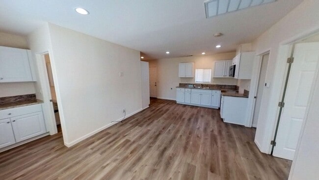 Building Photo - Cozy 2 bedroom 1 bathroom Unit in Riverside!
