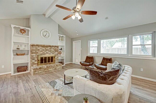 Foto del edificio - 5806 Chrystell Ln