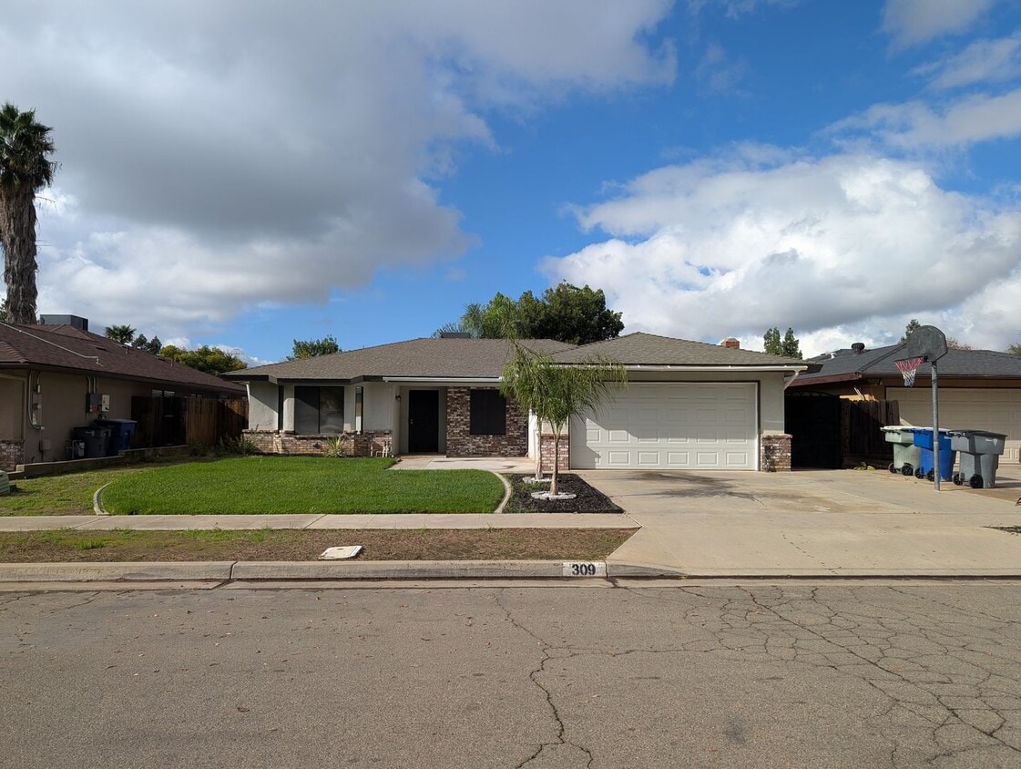 Foto principal - Nice home home offering nice amenities. Swimming pool + close to shopping and schools.