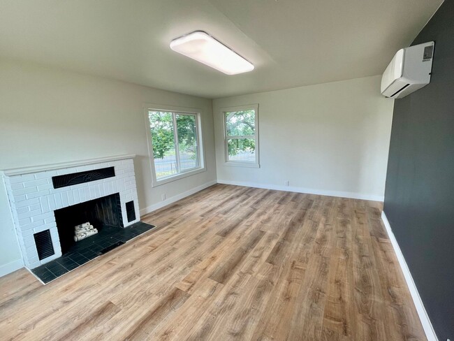 Building Photo - Updated Cottage in Pilot Rock