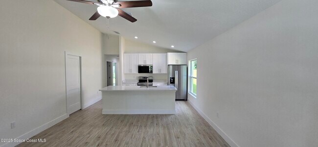 Building Photo - 857 Dunbar St