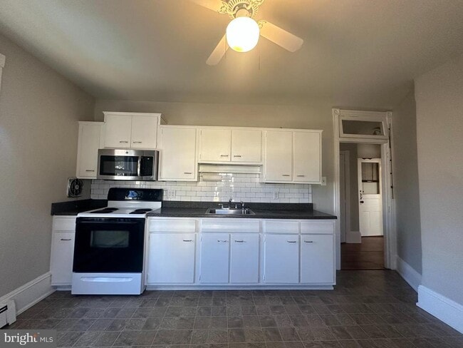 Building Photo - 165 S Main St