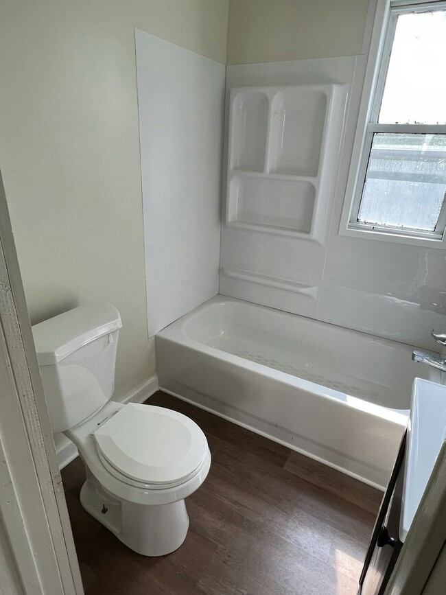 Building Photo - 414 Woodlawn St SE