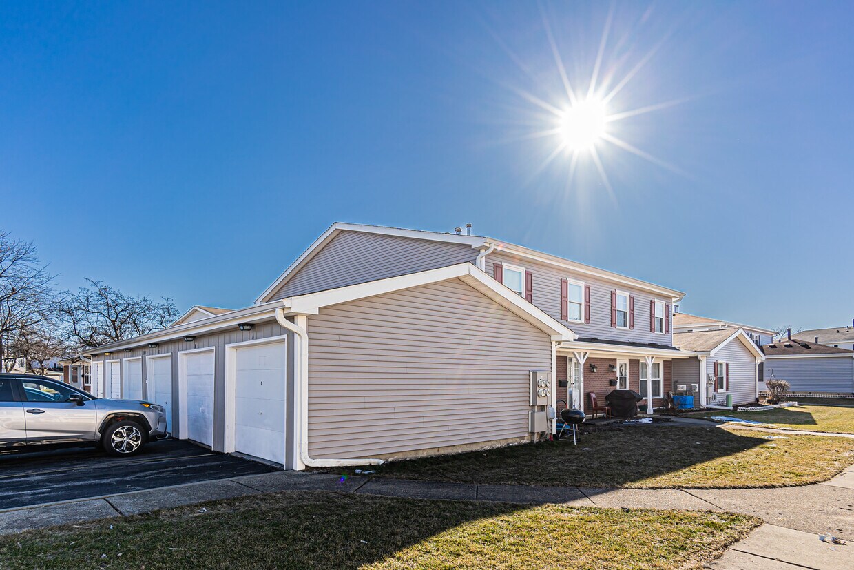 Primary Photo - 1305 Kingsbury Dr