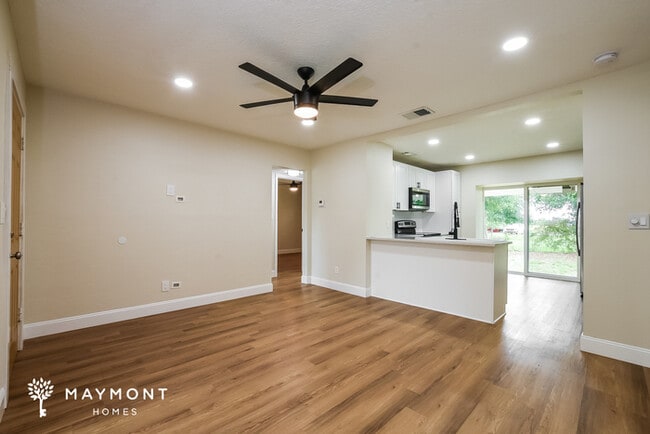 Building Photo - 117 Primrose Ct
