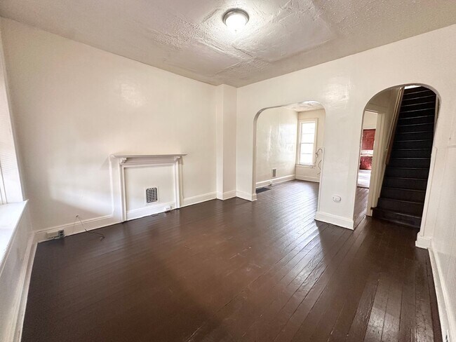 Building Photo - 4 Bedroom 1 Bathroom w/Garage in York City!