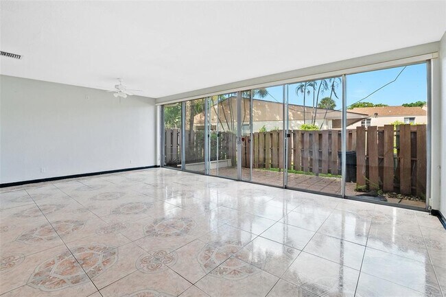 Foto del edificio - 833 NW 82nd Ave