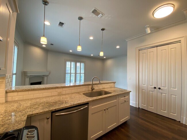 Foto del edificio - Beautiful 2 Bedroom Condo With Courtyard View