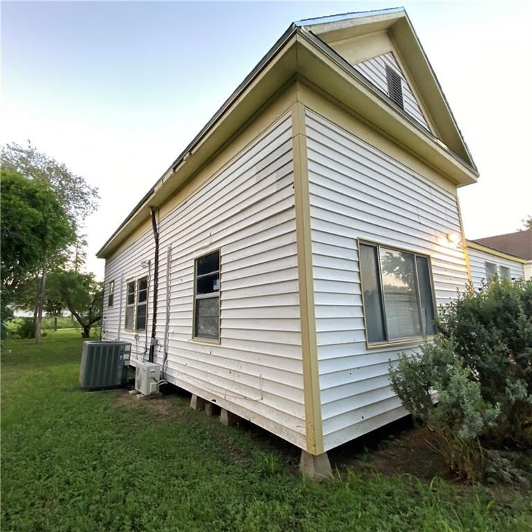 208 E Fordyce Ave, Kingsville, TX 78363 Apartment for Rent in