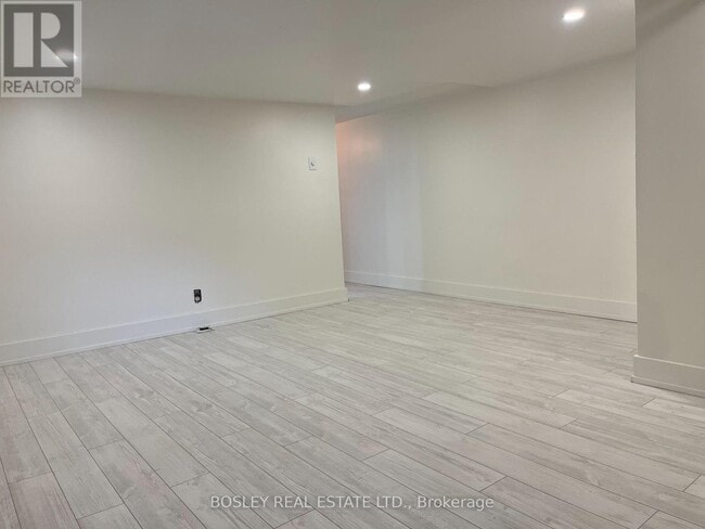 Photo du bâtiment - 383 Lansdowne Ave