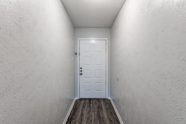 Building Photo - Charming Home in Established Community wit...