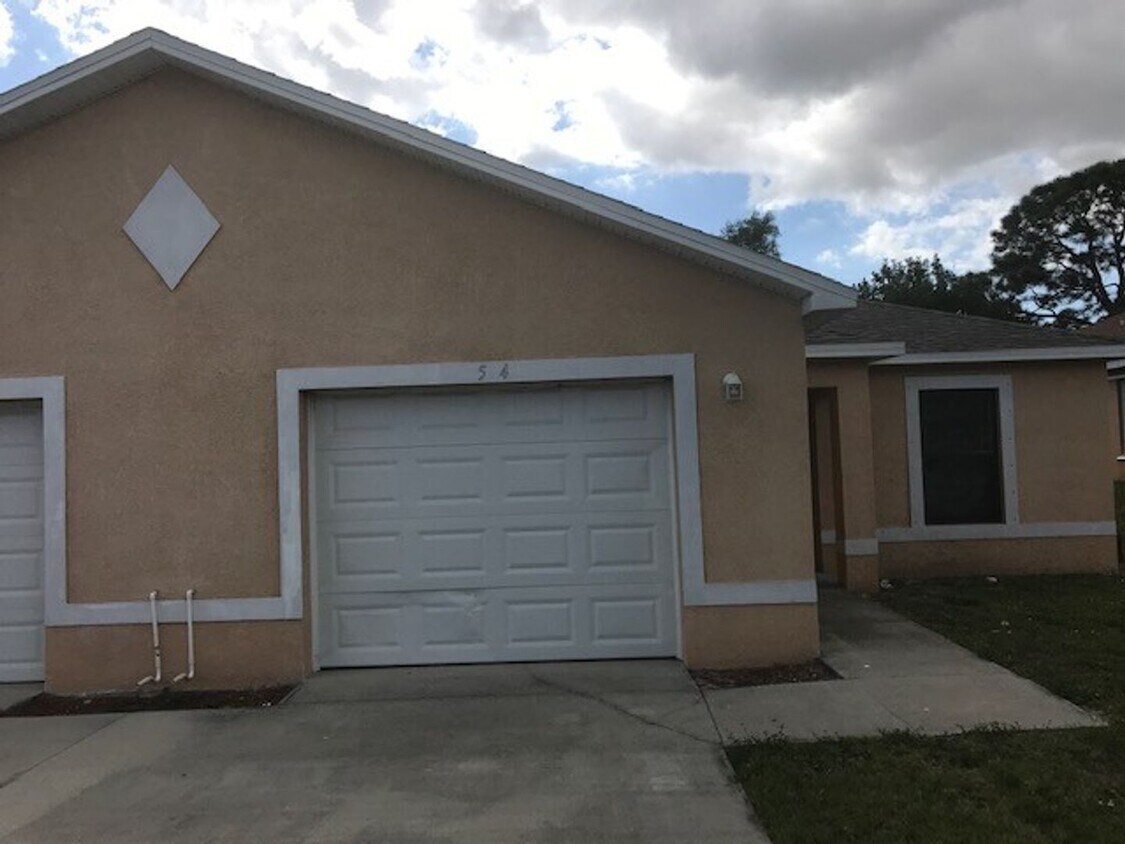 Foto principal - Nice, Clean 3 Bedroom, 2 Bathroom Duplex w...