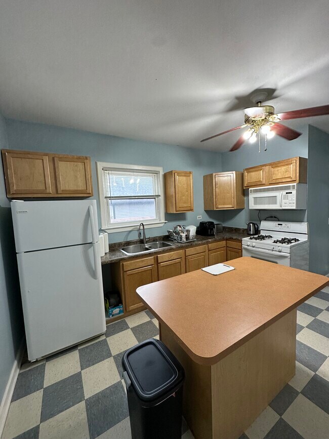 Foto del edificio - 2136 W 18th Pl