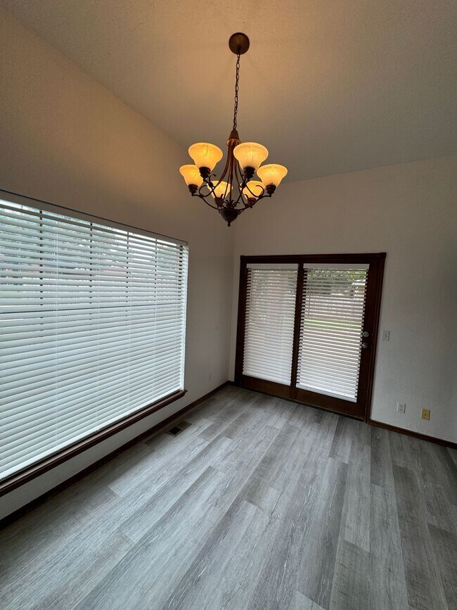 Foto del edificio - 3 bed plus flex room, 2 and 1/2 baths 2 ca...