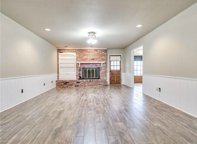 Foto del edificio - Spacious 4-Bedroom / 3-Bathroom Home in a ...