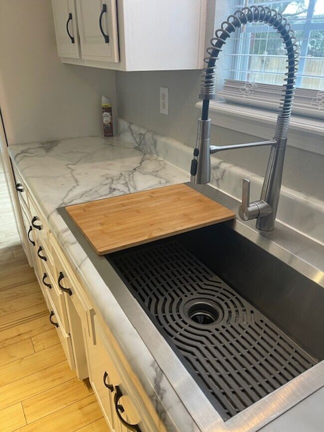 Foto del edificio - BEAUTIFUL HOME IN GREAT LOCATION! EASY ACCESS TO I-49!