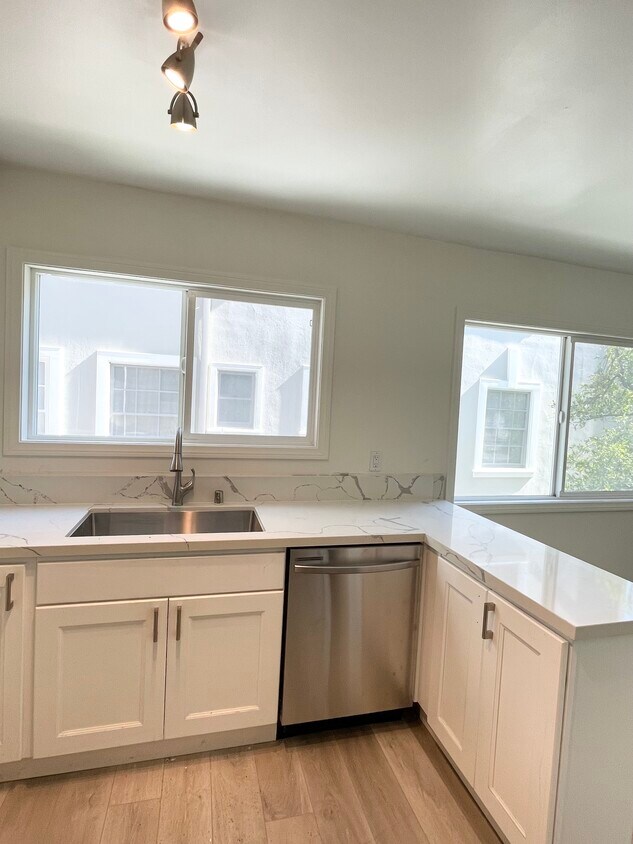 Primary Photo - 1124 N Sherbourne Dr