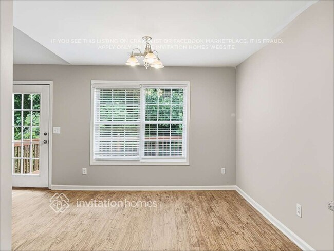 Foto del edificio - 4730 Camelot Dr