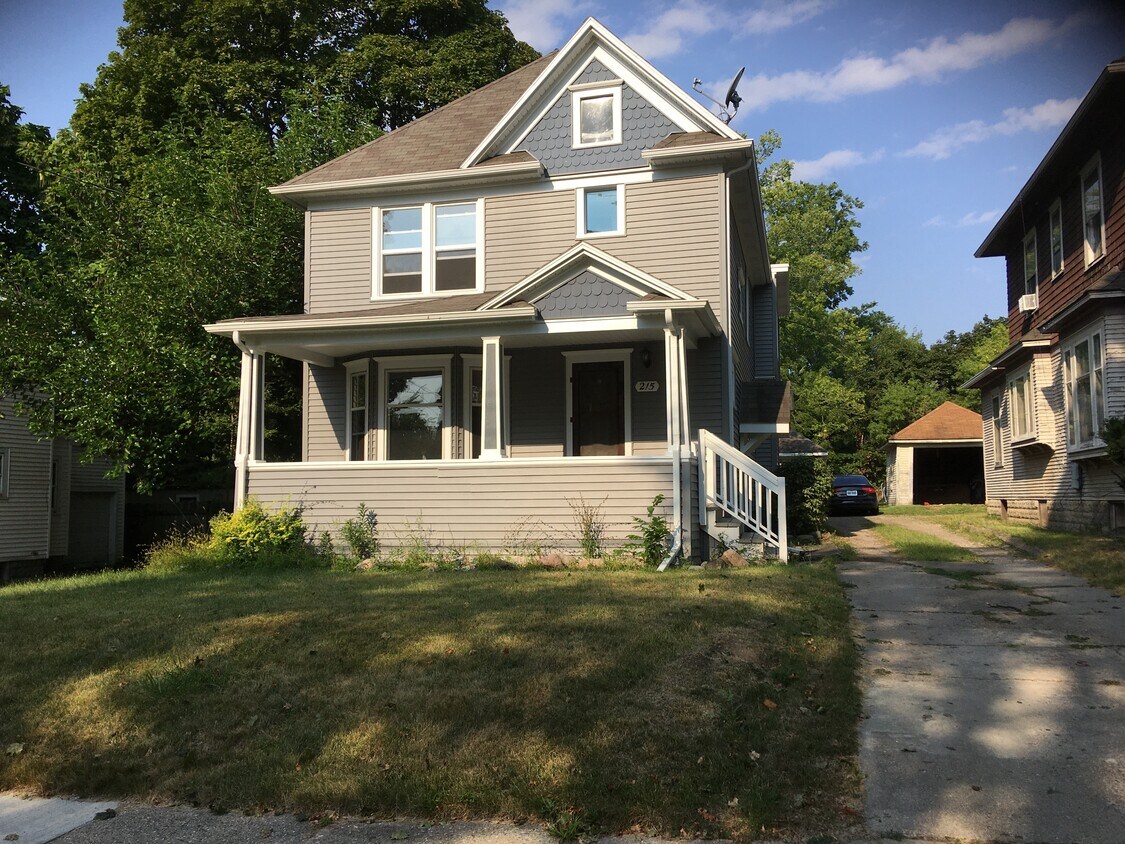 Streetfront - 215 Custer Ave