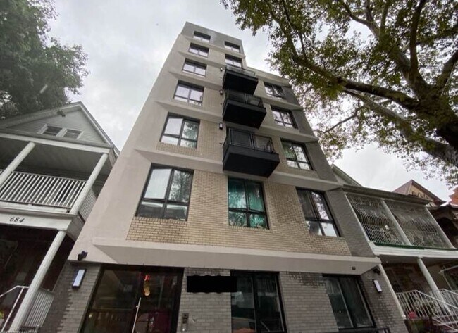 Foto del edificio - 680 E 21st St