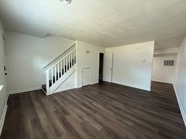 Building Photo - 2 Bedroom 1.5 Bath Apartment located in Jo...