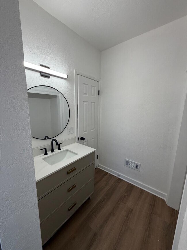 Foto del edificio - 3770 E Somers Ave