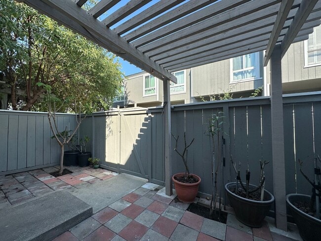 Building Photo - Charming Townhouse in South Coast Metro