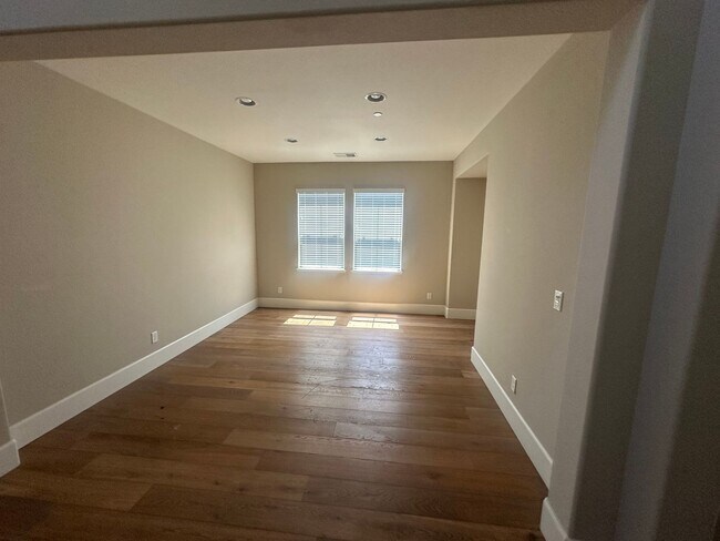 Building Photo - Huge Tracy Dream Home!