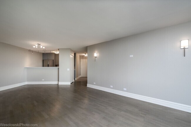Building Photo - 5320 N Sheridan Rd