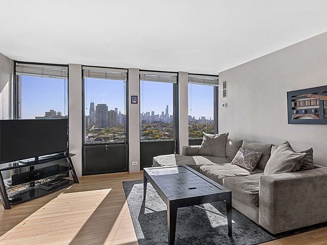 Foto principal - 444 W Fullerton Pkwy