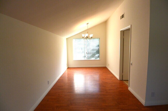 Building Photo - Beautiful 4-bedroom 3-bathroom Home in Mis...