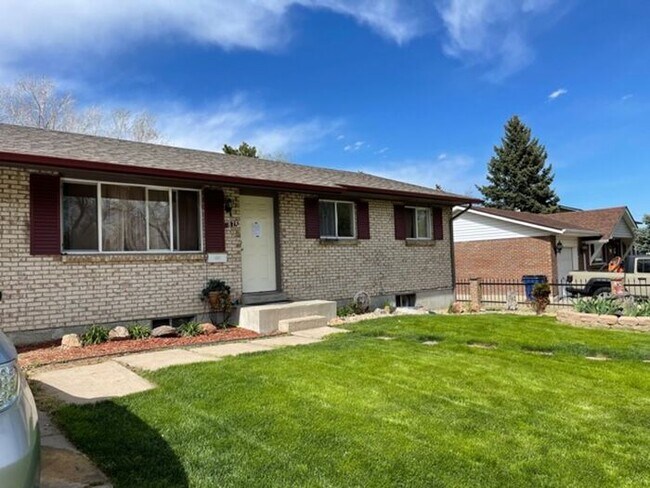 Building Photo - 3 Bedrooms, 2 Bathrooms, with 2 Bonus Room...