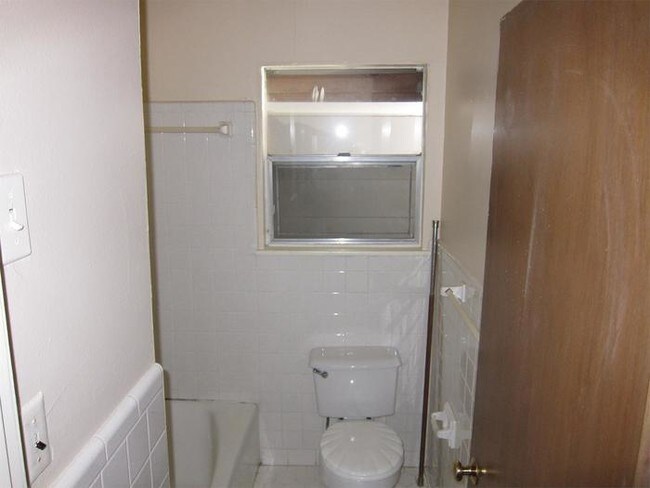 Foto del edificio - 3707 Tom Green St