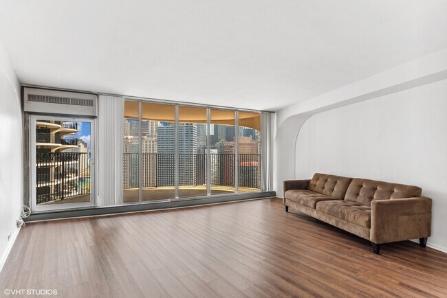 Foto del edificio - 300 N State St