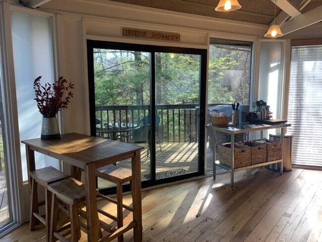 Área de comedor y cocina - 149 Treetop Knl Dr