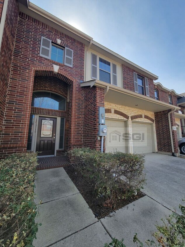 Primary Photo - Fantastic 3 Bed Townhouse
