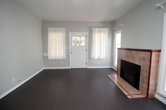Building Photo - Bright & Cheerful 3 Bedroom Bungalow in th...