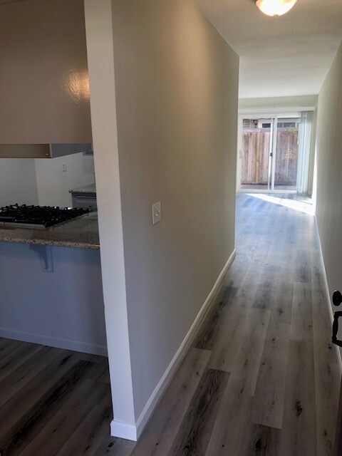 Vestíbulo de entrada: suelo nuevo en toda la vivienda. - 16181 Ganges Lane #2, Huntington Beach, CA 92647