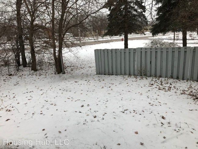 Building Photo - 8230-8230 Pleasant View Dr