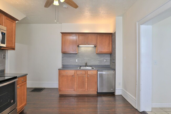 Building Photo - 4 Bedroom , 2 Bath Newly Renovated Townhouse - Right off of High St - FREE Washer / Dryer and Off...